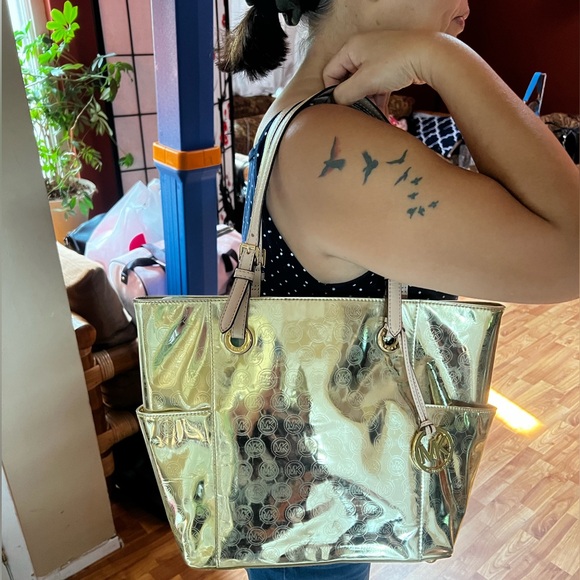 MICHAEL KORS GOLD EMBOSSED DESIGNER MIRROR LIKE NEW - Picture 5 of 6